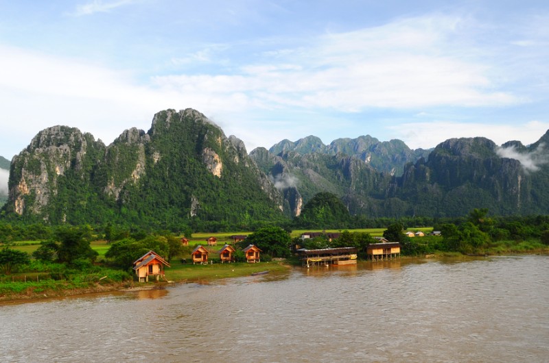 vang vieng, laos, voyage, asiatica travel, paysage, riviere, montagne, maison