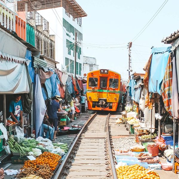 Le marché ferroviaire de Maeklong