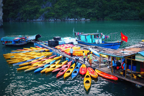 Kayak dans la baie d’Halong