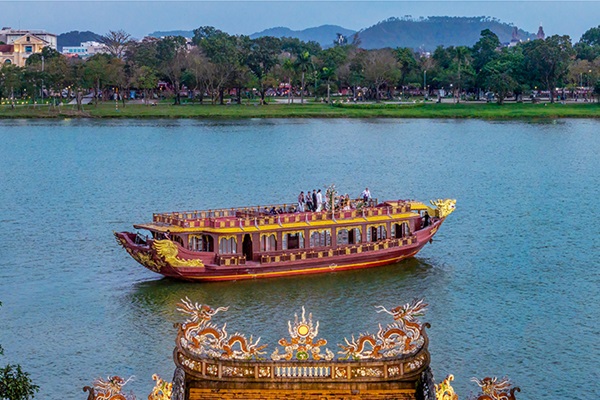 Dîner à bord du Hueritage Cruise