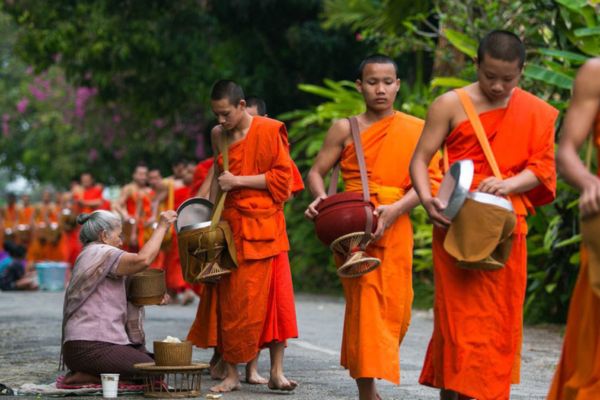 Tak Bat - cérémonie de l'aumône au Laos