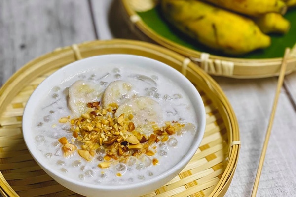 Soupe sucrée vietnamienne aux bananes et au lait de coco