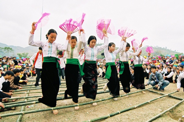 La beauté culturelle de la communauté de Thaï à Pu Luong