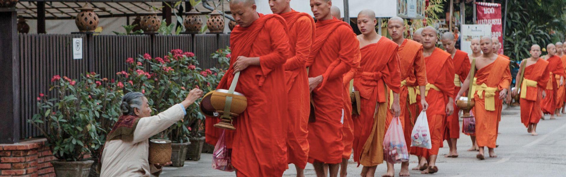 Tak Bat - cérémonie de l'aumône au Laos