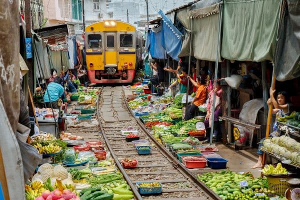 Jour 13 : Bangkok - Marché ferroviaire de Maeklong - Marché flottant de Damnoen Suak (B)