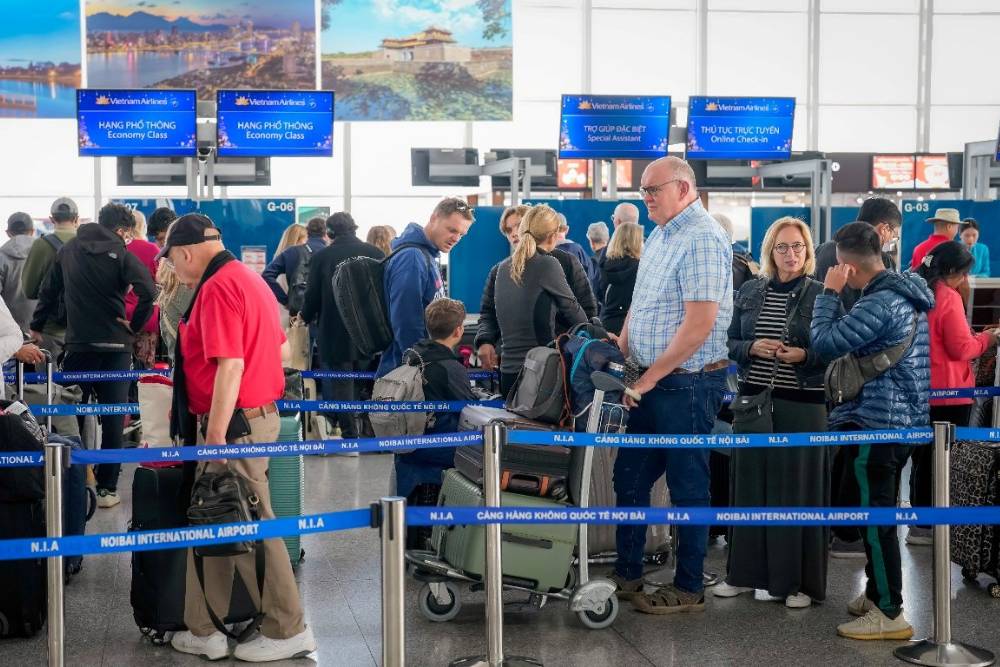 aéroport vietnam. aéroport noi bai, aéroport hanoi, voyageurs faisant la queue pour l'enregistrement