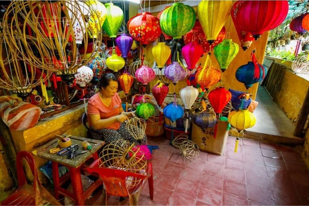 Un artisan vietnamien fabrique des lanternes à Hoi An
