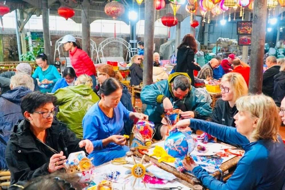 Les touristes découvrent la fabrication de lanternes à Hoi An
