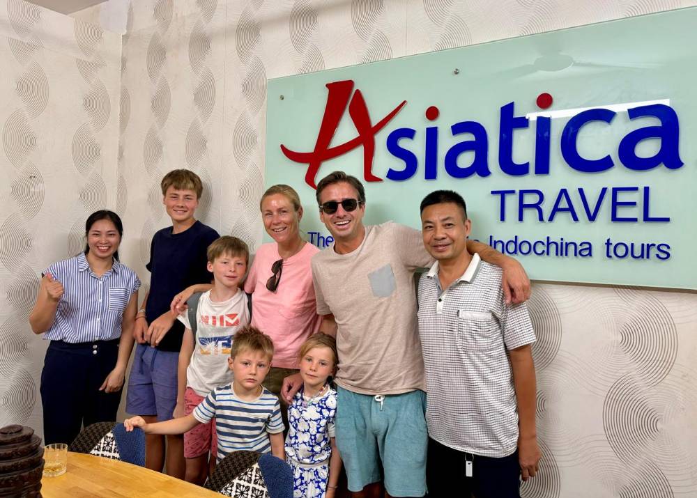 la famille Indekeu avec la conseillère au bureau Asiatica Travel