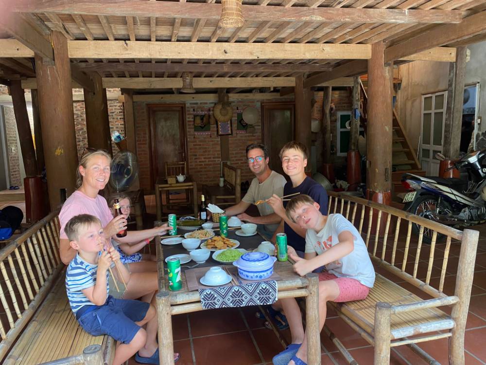 famille indeukeu dans une maison locale à Mai Chau Vietnam