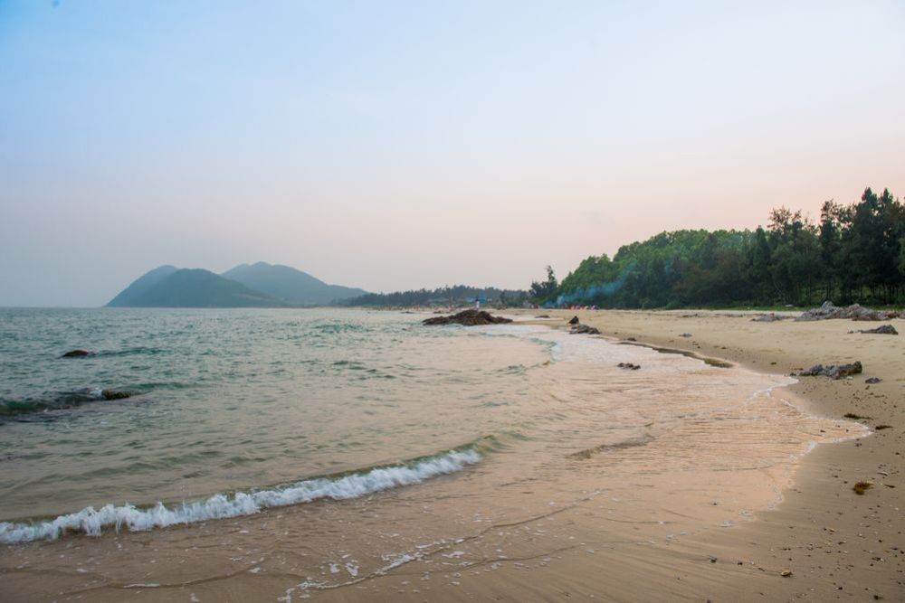 Plage de l'île de Quan Lan dans la baie de Bai Tu Long