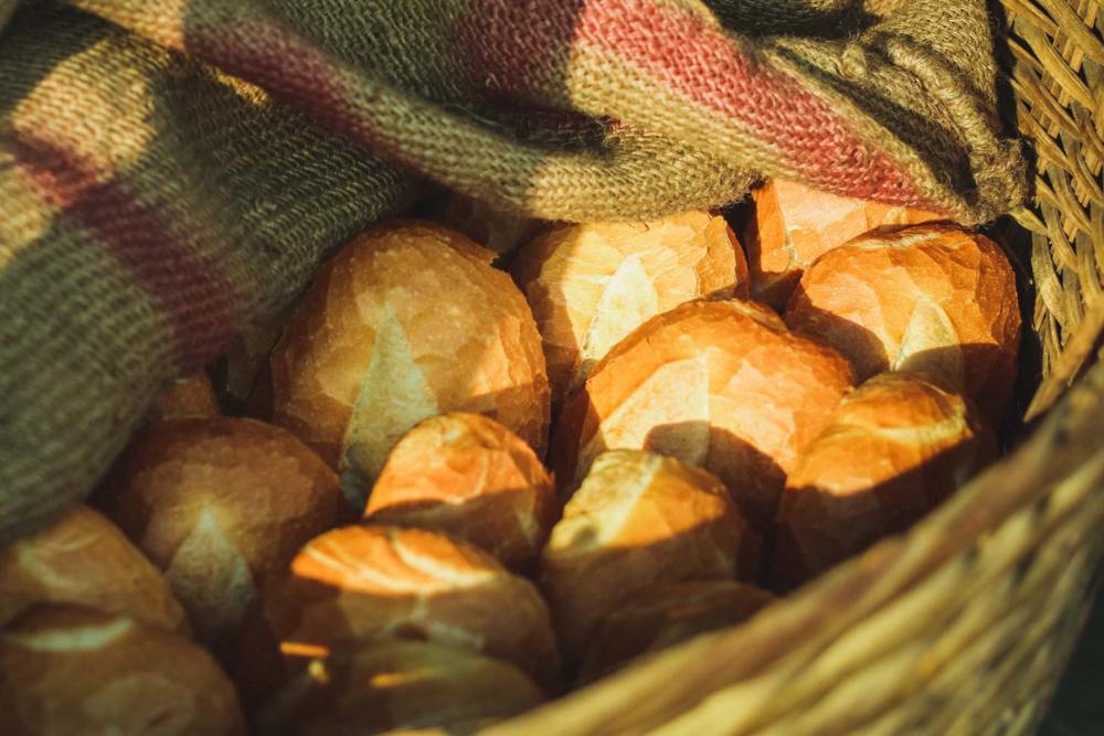 un panier de Banh Mi vietnamien fraîchement sorti du four