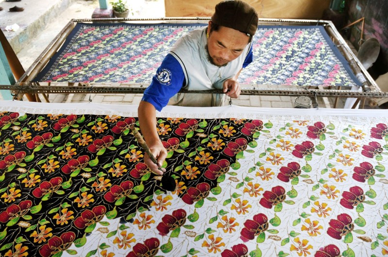 batik, indonesie, voyage indonesie, asiatica travel, yogyakarta, artisanat, teinture, couleur, varie, multicolor, homme, artisan