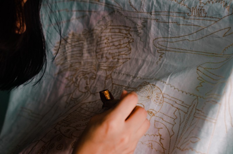 batik, indonesie, voyage indonesie, asiatica travel, yogyakarta, artisanat, motif, detail, sophistique, dessiner, femme, artisan