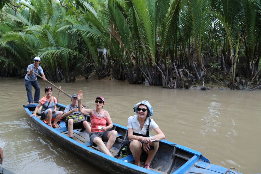 ben tre, delta du mékong, vietnam, groupe de voyageurs sur un barque