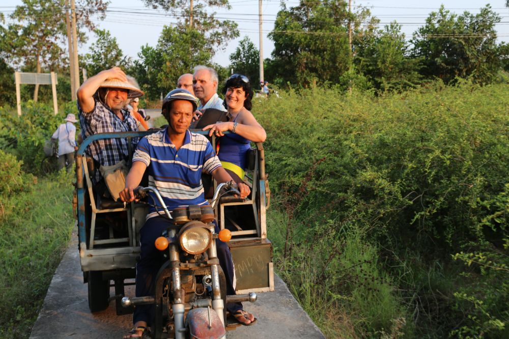 ben tre, delta du mékong, vietnam, groupe de voyageurs sur un tuktuk