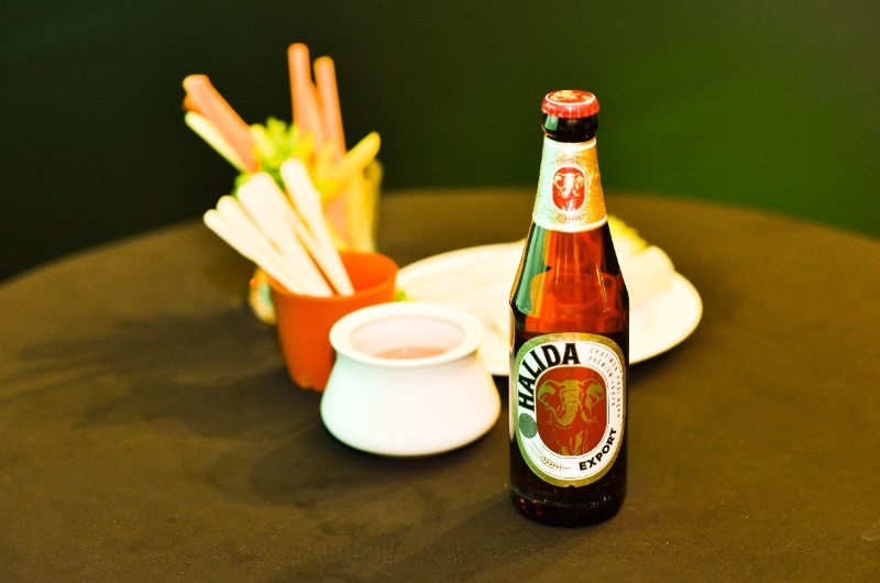 bouteille de bière halida sur la table dans un restaurant à Hanoi, Vietnam