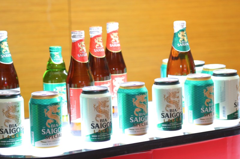 des bouteilles et cannettes de bière Saigon au Vietnam