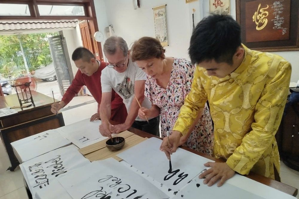 Calligraphie Vietnam : atelier d'art traditionnel à Saigon