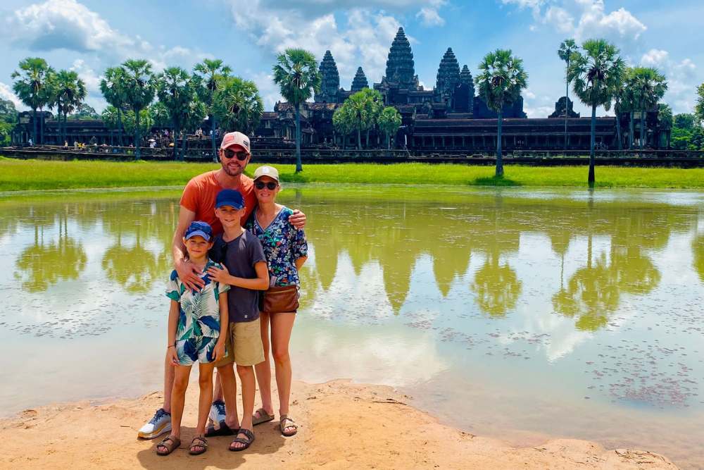 Une famille devant le temple d'Angkor Wat, au Cambodge en août