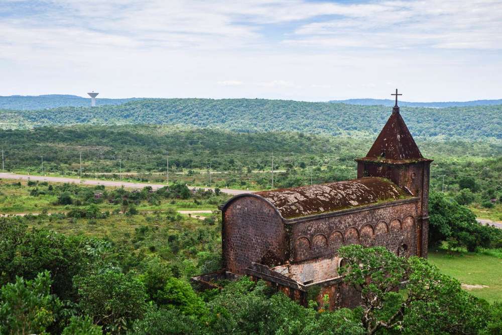 une église abondonnée sur le plateau de Bokor au Cambodge en décembre