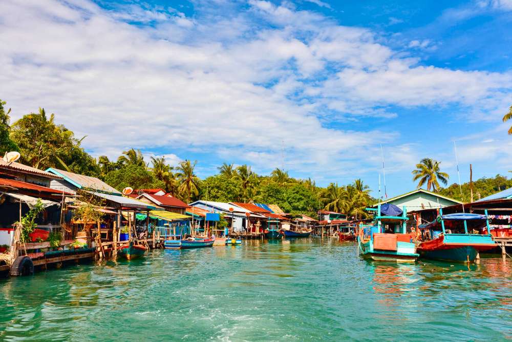 village des pêcheurs sur l'île de Koh Rong au Cambodge en décembre