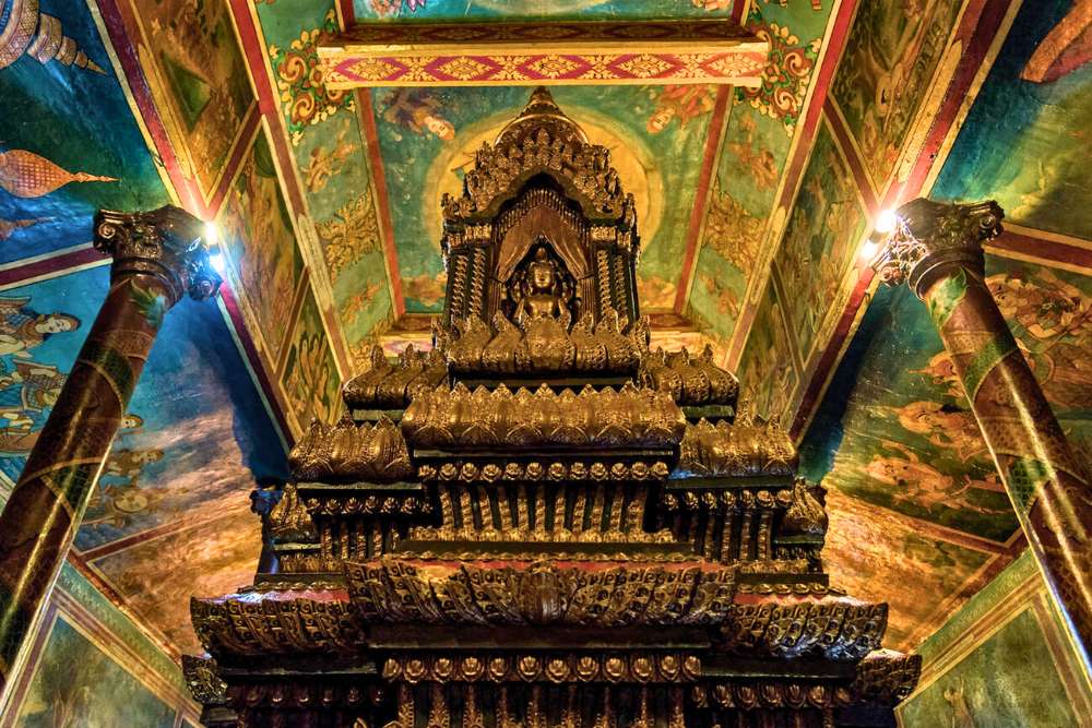 intérieur du temple Wat Phnom à Phnom Penh au Cambodge en décembre