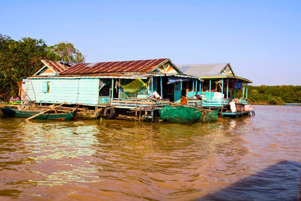maison dans un village flottant sur le lac de Tonlé Sap au Cambodge en décembre