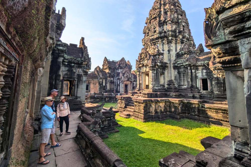 voyageurs d'Asiatica Travel découvrent les temples d'Angkor