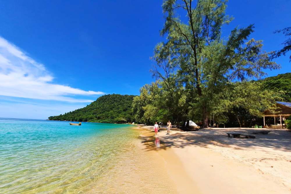 plage paradisiaque Sunset Beach sur l'île de Koh Rong Samloem au Cambodge en novembre