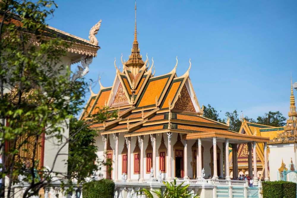 le palais royal et la pagode d'argent à Phnom Penh au Cambodge en novembre