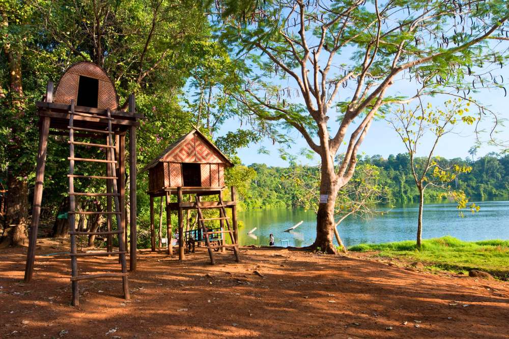 cabanes traditionnelles au bord du lac volcanique de Yeak Laom à Ratanakiri au Cambodge en novembre