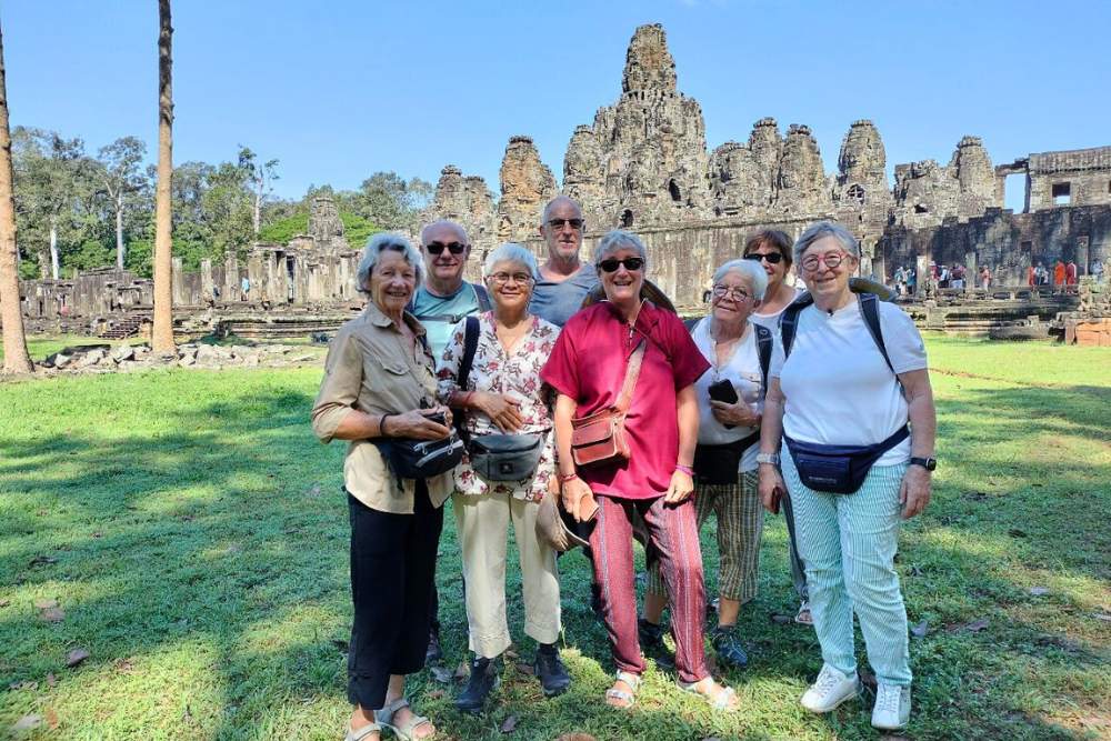 Voyageurs d'Asiatica Travel devant Angkor Thom