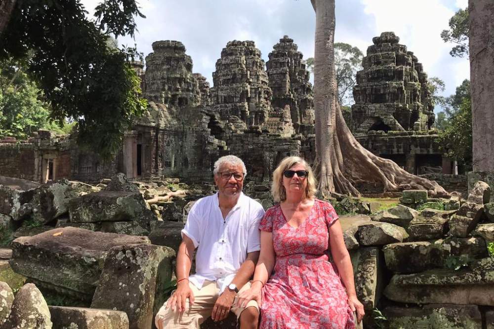 Un couple de voyageurs d'Asiatica Travel devant Bayon au Cambodge en octobre
