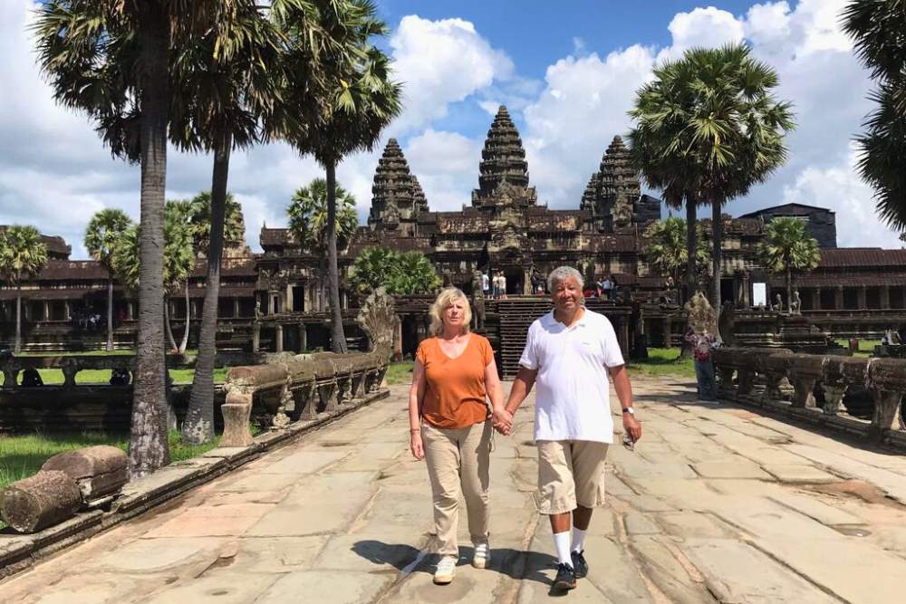 voyageurs d'Asiatica Travel devant le temple Angkor Wat au Cambodge en octobre