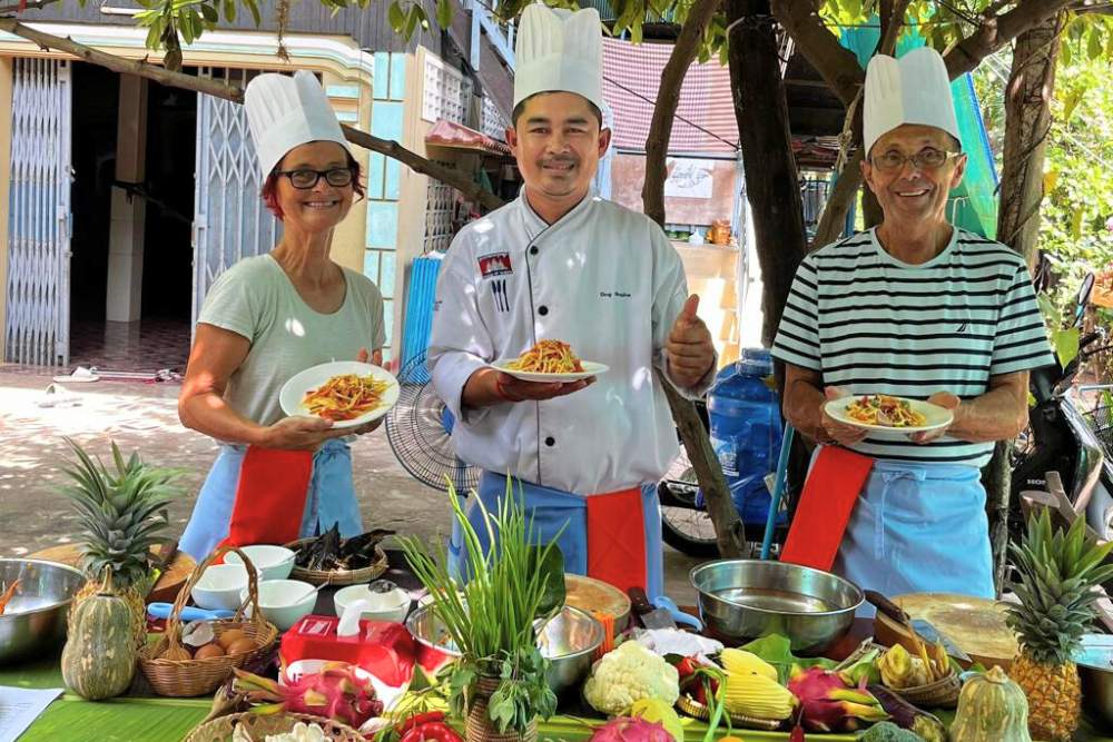 voyageurs d'Asiatica Travel lors d'un cours de cuisine à Siem Reap en octobre