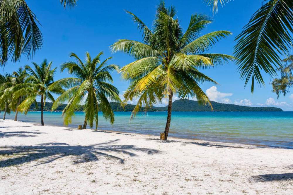 une plage sur île de Koh Rong Samloem au Cambodge en octobre