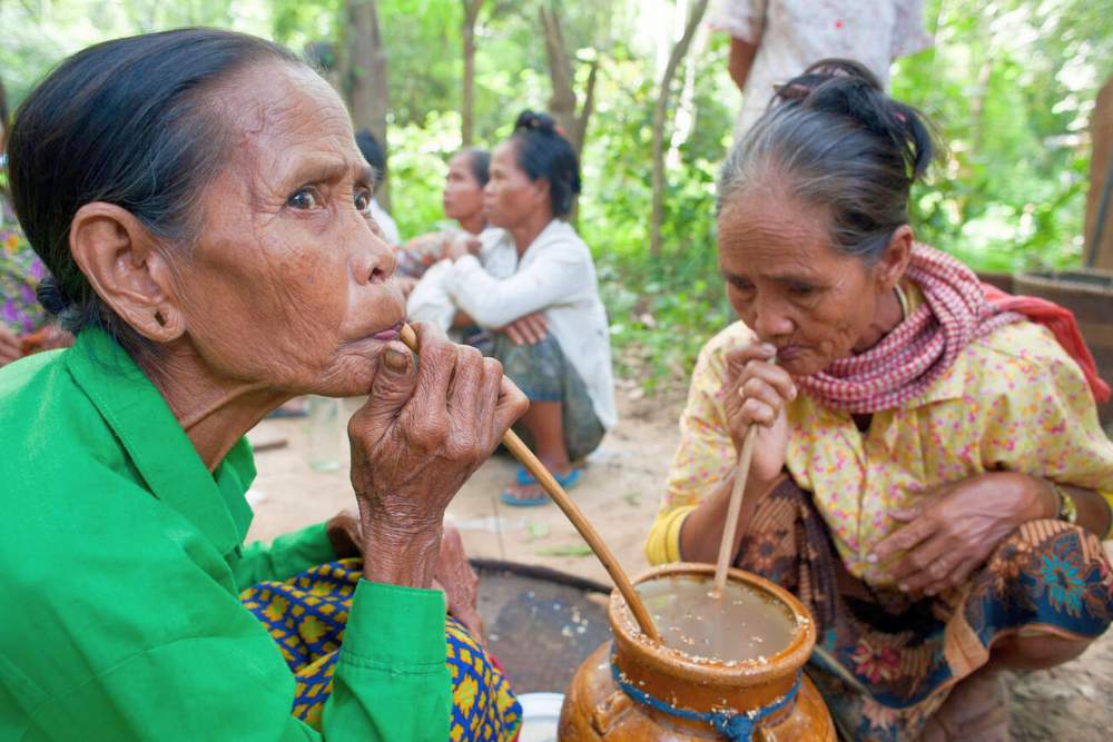 femmes indigènes boivent de l'alcool traditionnel à Rattanakiri, au Cambodge en octobre