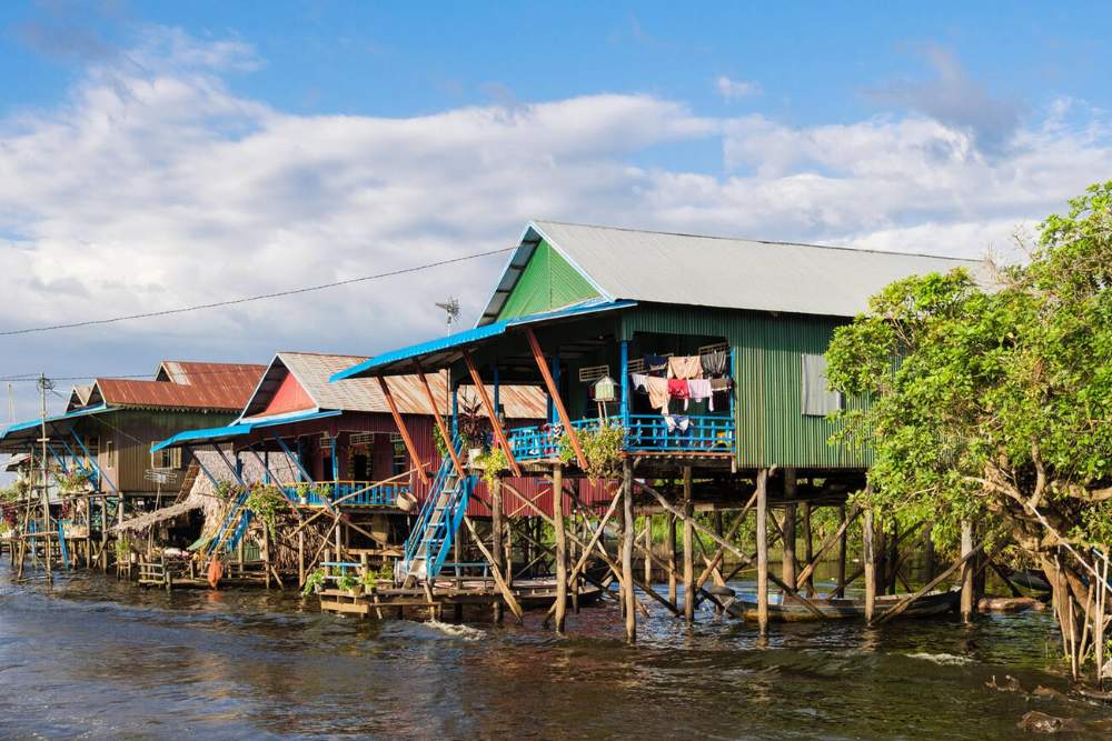 maisons dans un village flottant sur le lac Tonlé Sap au Cambodge en octobre