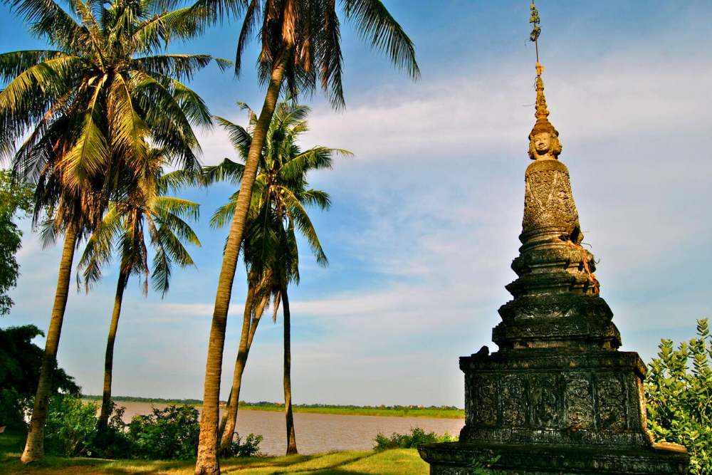 palmiers à côté d'un stupa sur l'île de Koh Dach, Cambodge en septembre