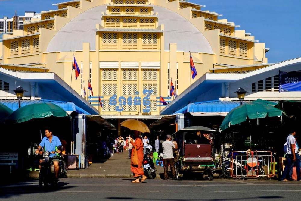 scène animée devant le marché central de Phnom Penh, Cambodge en septembre