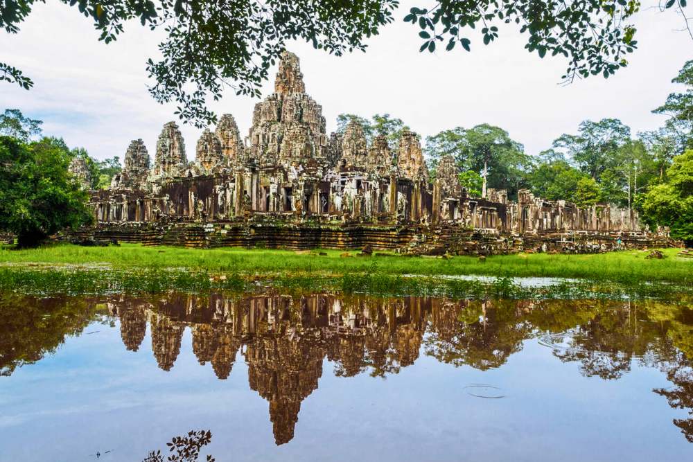 temple Angkor Thom se reflère dans une flaque d'eau après la pluie à Siem Reap, Cambodge en septembre