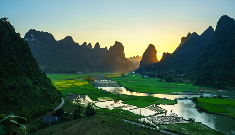 vue panoramique des montagnes et des rizières à Cao Bang au lever du soleil