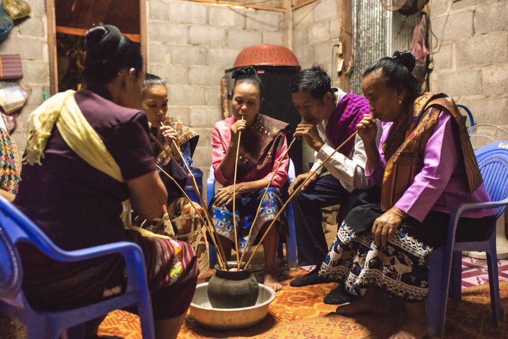 boire du vin traditionnel laotien, appelé lao-lao pendant le baci, cérémonie du baci au Laos, voyage au Laos, culture laotienne