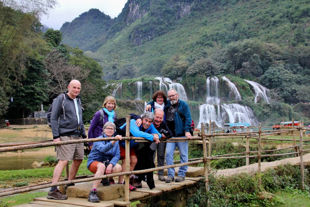 voyageurs asiatica travel devant les chutes ban gioc, cao bang, vietnam