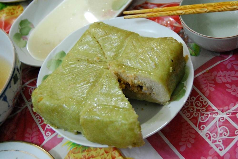 Le banh chung vietnamien après avoir été cuit et ouvert pour être dégusté