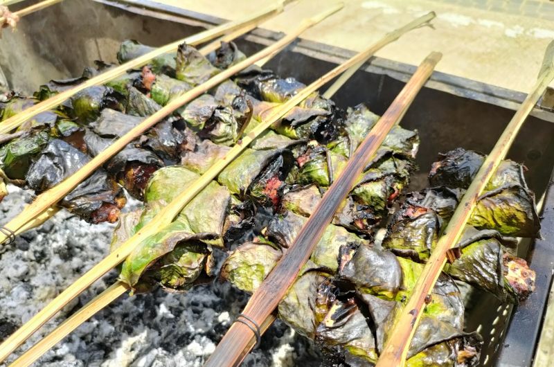 cuisine de l'ethnie thai, mai chau, viande hachee aux feuilles de pamplemousse