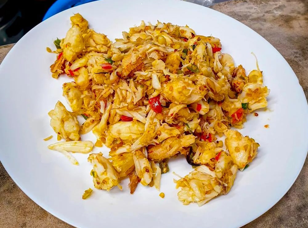 Omelette au crabe ou crevettes frites à l'ail.