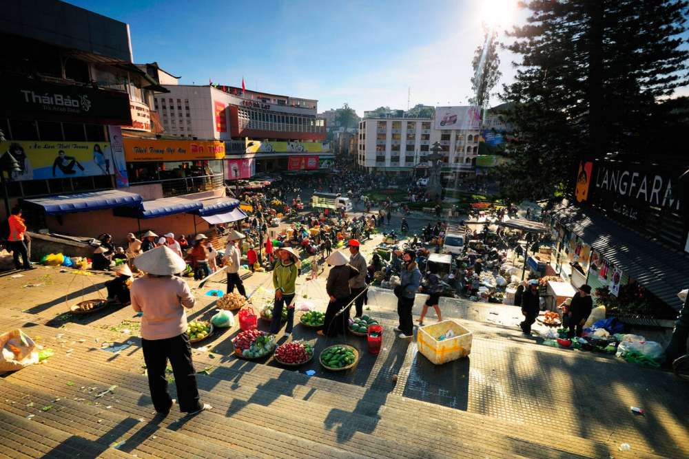 Flâner dans les marchés et goûter aux spécialités locales