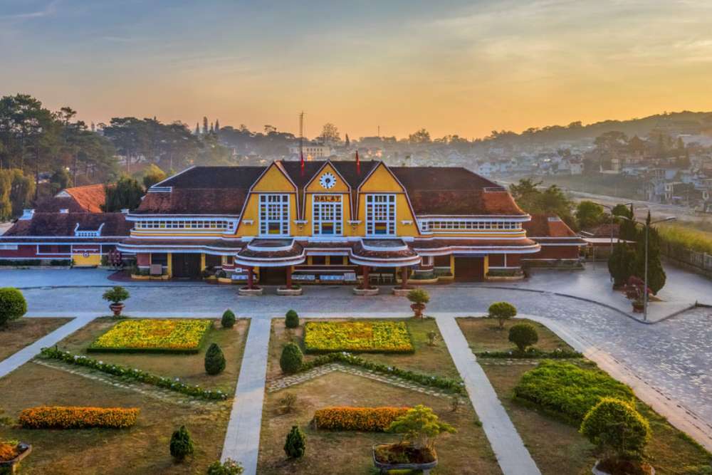 La vieille gare de Da Lat au Vietnam